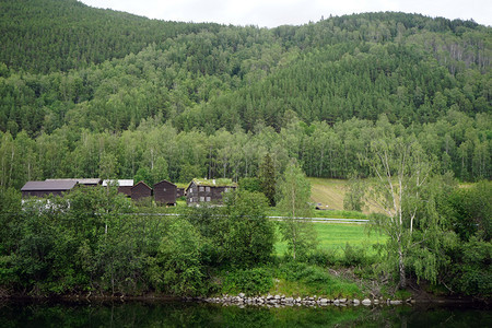 挪威的木屋和河流图片