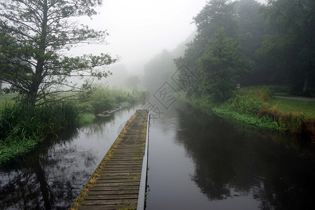 丹麦河边的薄雾和码头高清图片