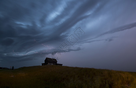 暴风云萨斯喀彻温草原闪电之夜加拿大图片