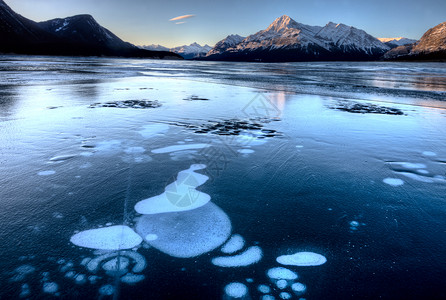 亚伯拉罕冬季冰湖形成泡沫设计图片