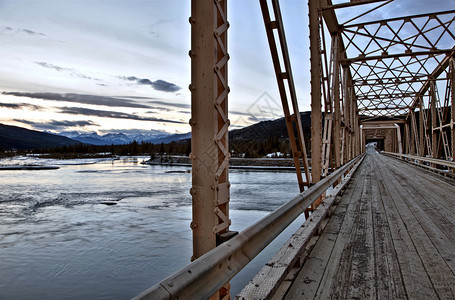 加拿大萨斯喀彻温河洛基山桥图片