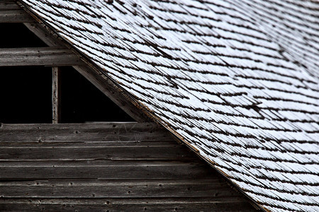 冬天在木屋顶上图片
