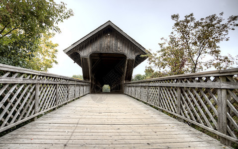 盖尔夫安大略古桥覆盖木质大桥由艾梅莫萨河承接图片