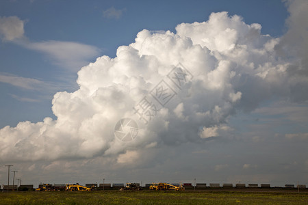 萨斯喀彻温的暴云加上前方的火车图片