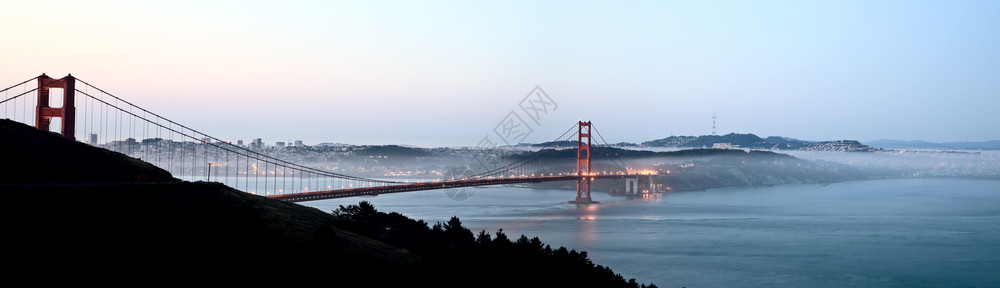 SanFransisco天线夜拍从高视看全景图片