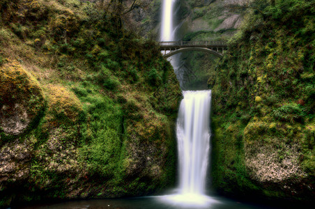 俄勒冈州穆特诺马瀑布雄伟的哥伦比亚河峡谷图片