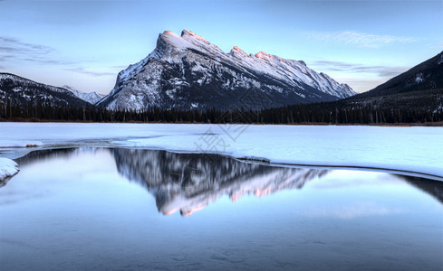 加拿大艾伯塔省Banff附近MountRudle和Ver百万湖图片