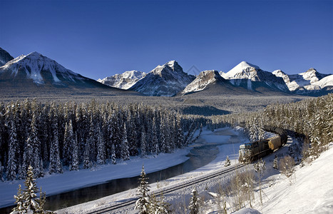 加拿大艾伯塔省Banff附近的冬季落基山脉图片