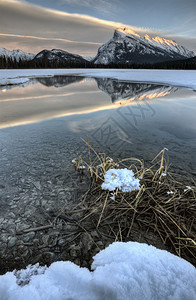 加拿大艾伯塔省Banff附近MountRudle和Ver百万湖图片