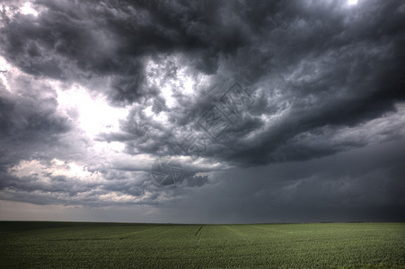 萨斯喀彻温的乌云阴暗天空威胁着夏日图片