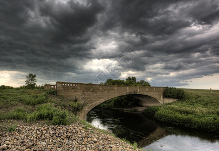 萨斯喀彻温风暴云和旧石桥图片