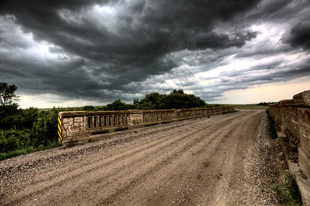 萨斯喀彻温风暴云和旧石桥图片