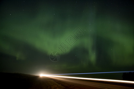 萨斯喀彻温公路上的北极光图片