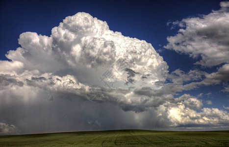 萨斯喀彻温暴云雷头和深蓝天空图片