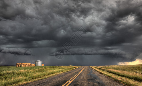 萨斯喀彻温的云和铺路面图片