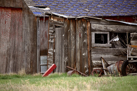 旧遗弃的木制农场建筑图片