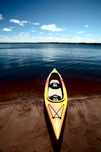 温尼伯湖水域边缘的Kayak图片
