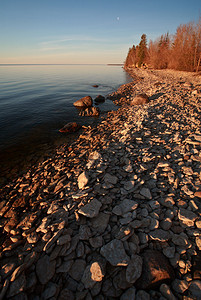 温尼伯湖岩石海岸图片