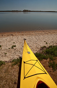 Kayak在温尼伯湖海滩上图片