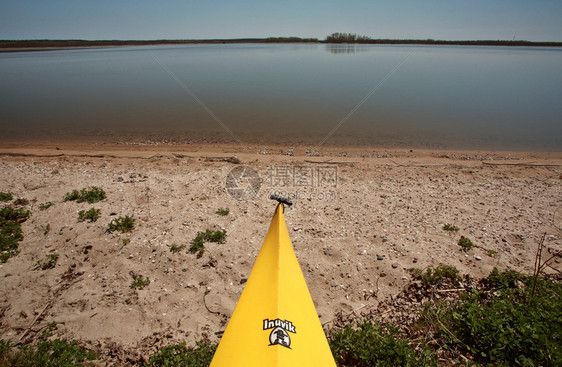 Kayak在温尼伯湖海滩上图片