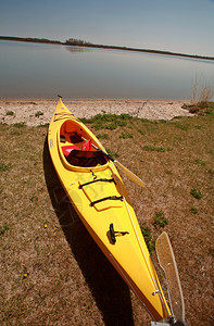 Kayak在温尼伯湖海滩上图片