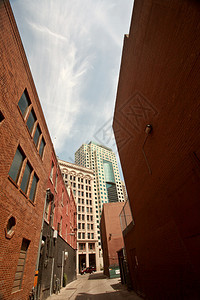 温尼伯市中心旧建筑之间的小巷图片