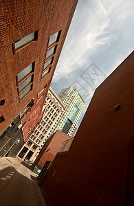 温尼伯市中心旧建筑之间的小巷图片