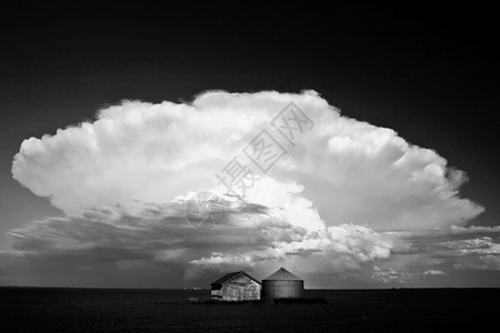 萨斯喀彻温粮仓的暴云图片