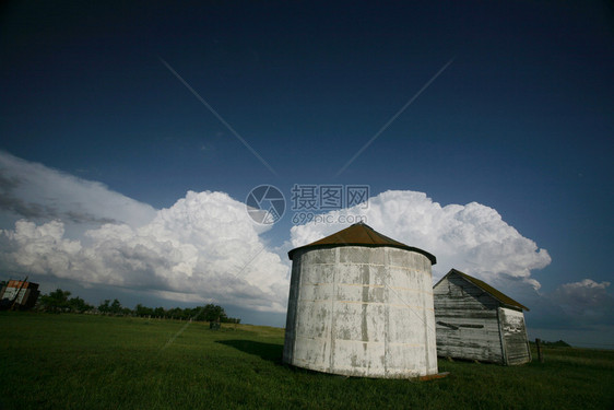古旧萨斯喀彻温粮仓后面的暴云图片