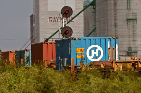 通过萨斯喀彻温雷莫尔的集装箱铁路车图片