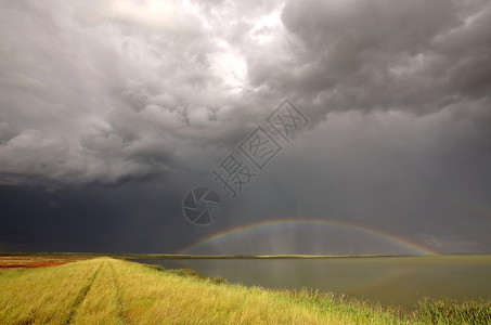 卓别林湖沼泽地上空的暴云和彩虹图片