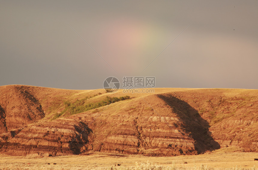萨斯喀彻温大湿地谷上空的部分彩虹图片