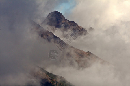 不列颠哥伦比亚省海岸山区上空的低云图片