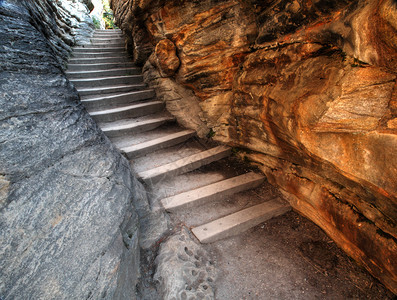 贾斯珀公园阿塔巴斯卡瀑布的岩石楼梯图片