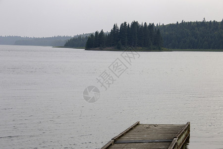 加拿大北部湖码头在野地马尼托巴鸭山图片