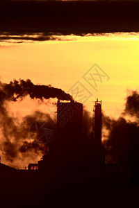 萨斯喀彻温日落时的工业图片