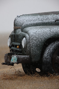 萨斯喀彻温冬季风暴中的旧卡车图片
