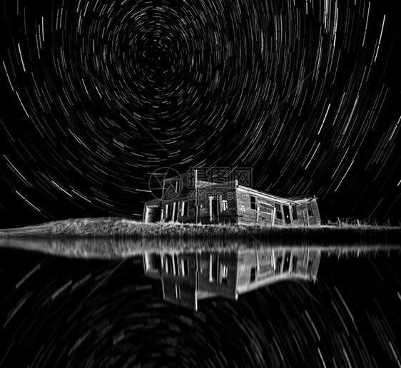 古城夜星满月萨斯喀彻温加里利图片