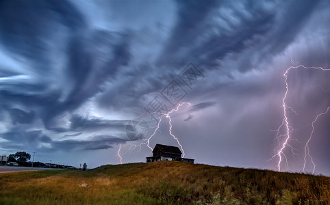 加拿大萨斯喀彻温夏季乡村草原上天空划过的闪电图片