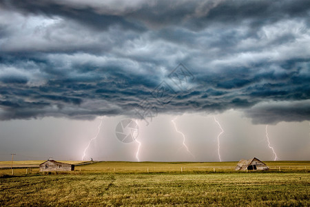 加拿大萨斯喀彻温草原上天空划过的闪电图片
