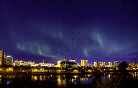 AuroraBorealis在萨斯喀彻温夜间摄影城背景图片