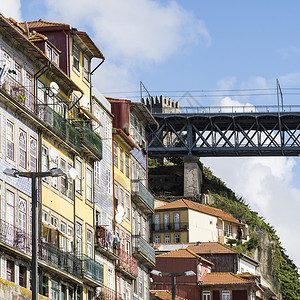 Eiffel在波尔图市历史中心Bacroworld的Bacworld桥上建造的梁葡萄牙传统外墙有时还装饰了阿祖勒霍的陶瓷砖图片