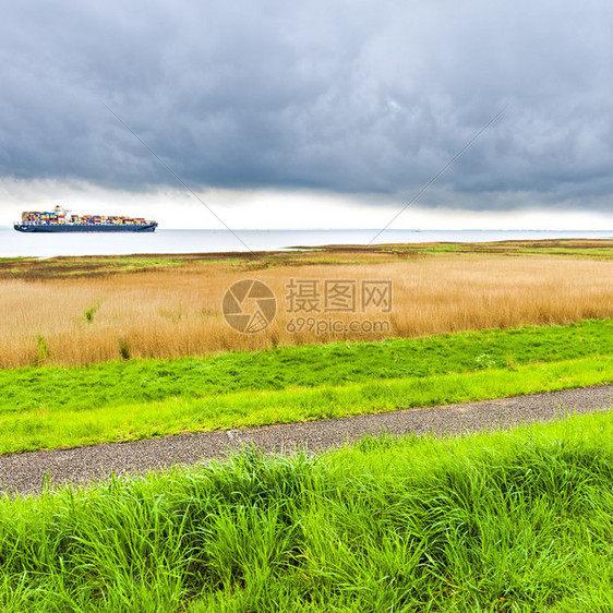 大船在荷兰北海航行集装箱船正驶往北海图片