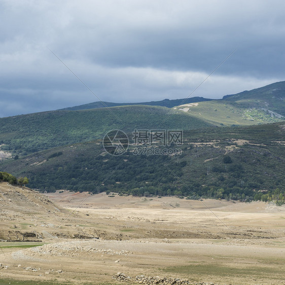 西班牙美丽的风景坎塔布里亚山脉的景色干河床在峡谷底图片