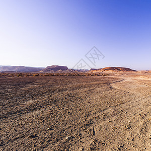 以色列内盖夫沙漠的落基山以色列南部岩层令人窒息的景象被瓦迪斯山和深坑打断的尘土山图片