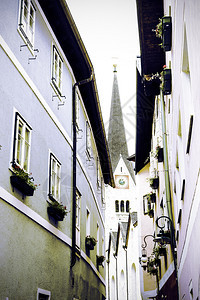 新哥特福音直接位于奥地利Hallstat中心在奥地利世纪小城市的雨晨雾和云中图片