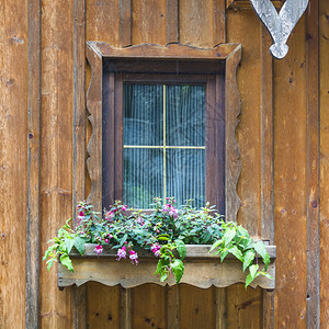 奥地利一个小城镇的典型房屋窗口在雨季奥地利哈斯塔特市的家中图片