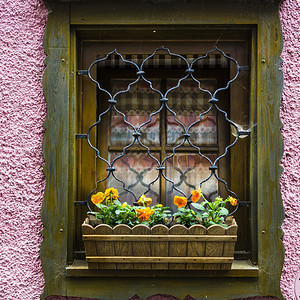 奥地利一个小城镇的典型房屋窗口在雨季奥地利哈斯塔特市的家中图片