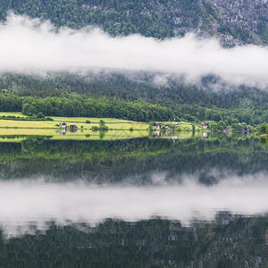 奥地利Hallstattersee的雨和云早上在奥地利风景喷雾湖森林田地牧场草和村庄图片