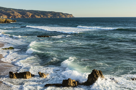 葡萄牙大西洋的落岩海岸葡萄牙的大西洋葡萄牙海岸线的风景和质令人窒息图片